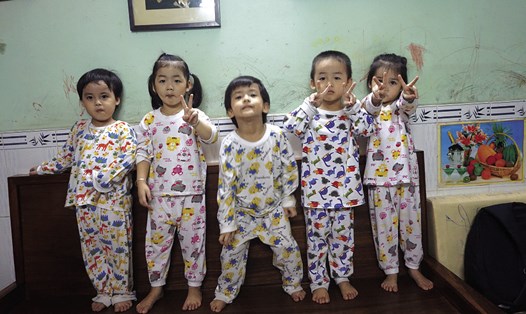 Năm đứa trẻ đáng yêu trong ca sinh 5 đầu tiên tại Việt Nam. Các bé được gọi lần lượt là : Cả, Hai, Ba, Tư, Út. Ảnh: MINH QUÂN